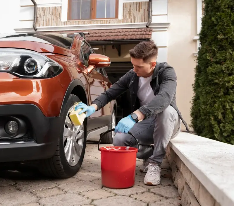 Lavage auto à domicile Graye-sur-Mer : professionnel intervenant sur un véhicule